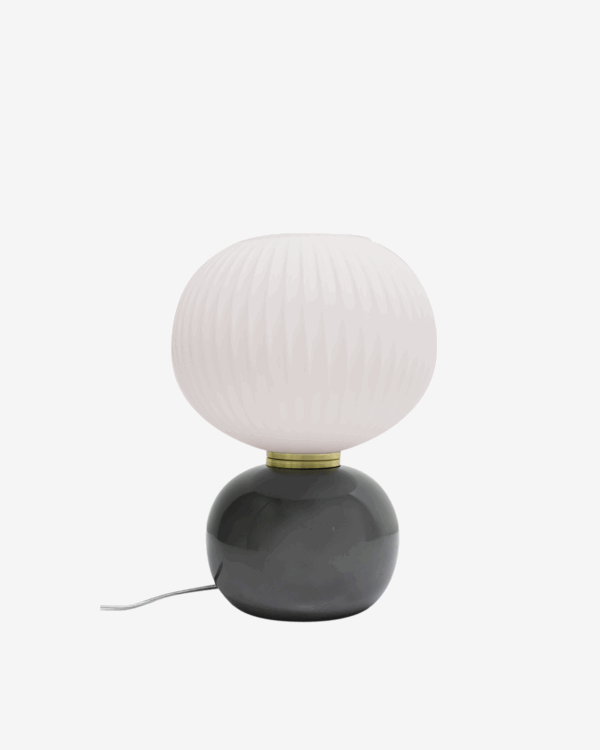 Lampe à poser grand modèle Adonis, avec pied en céramique gris glossy et globe en verre blanc strié, au design rétro et élégant