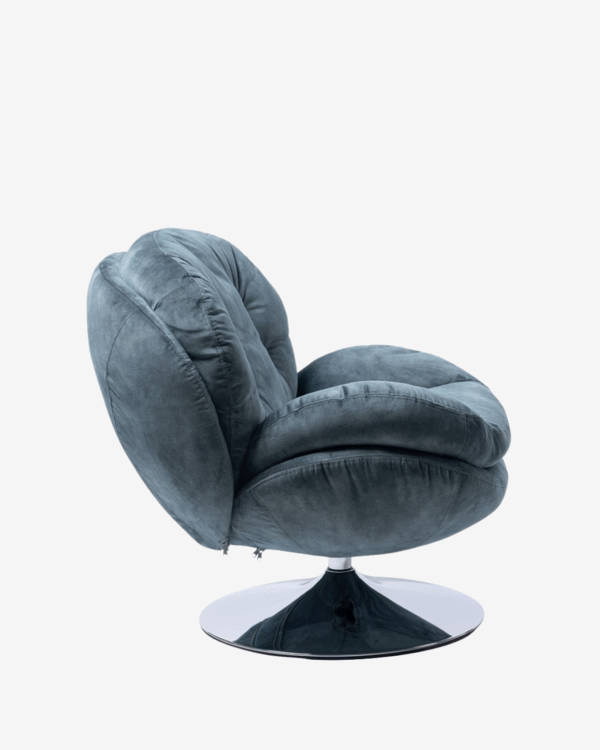 Fauteuil Memento en velours effet vieilli couleur pétrole, avec dossier capitonné, assise généreuse et base pivotante en métal chromé, au design rétro et enveloppant.